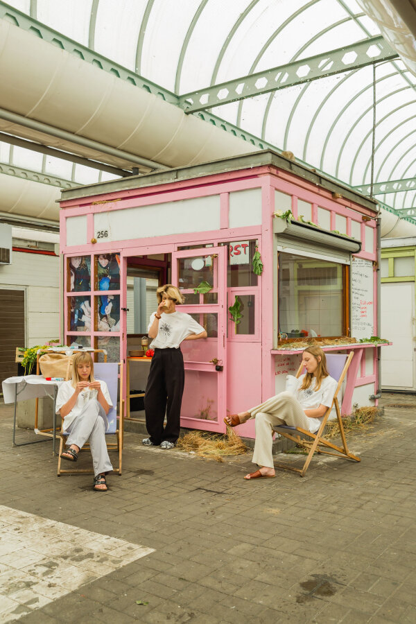 kiosk k eaEcza Yulia Krivich, Marta Romankiv, Weronika Zalewska, Gdynuskie Hale Targowe halo kultura, foto uukasz Surowiec